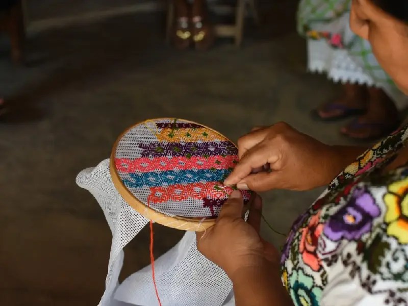 Lanzan bordadoras de FCP colección de bikinis inspirados en Kukulkán