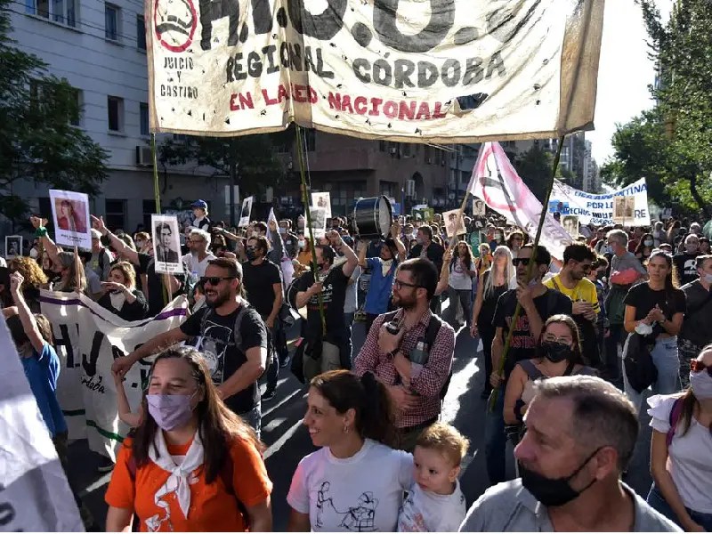 Multitudinaria marcha en Argentina a 46 años del golpe de Estado