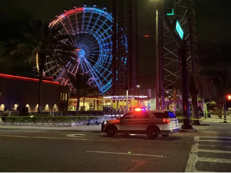 Adolescente fallece tras caer en un parque temático de Orlando