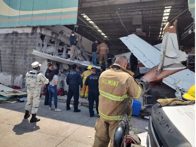 Videos: Avioneta se desloma sobre Aurrera en Temixco, Morelos