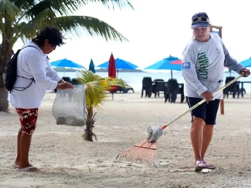 Se fortalece la limpieza de playas en Isla Mujeres