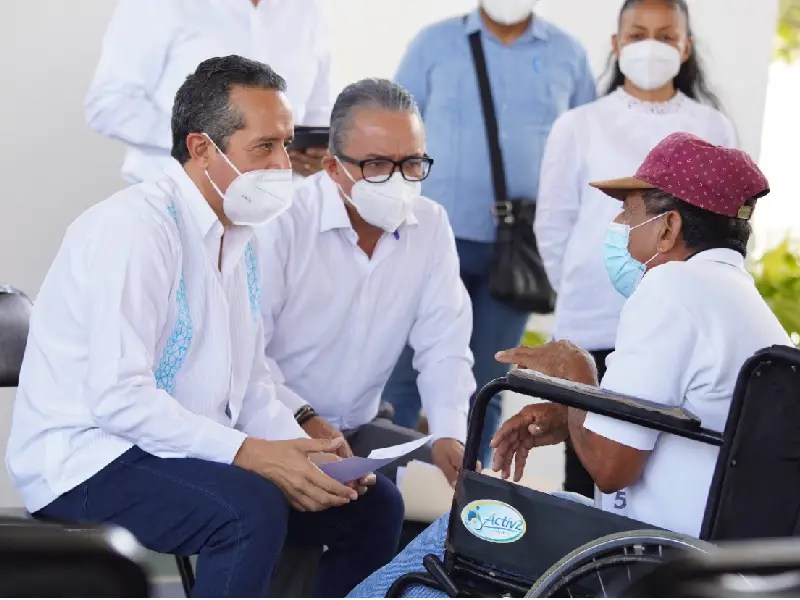 Carlos Joaquín atiende de manera personal a las familias de Cancún