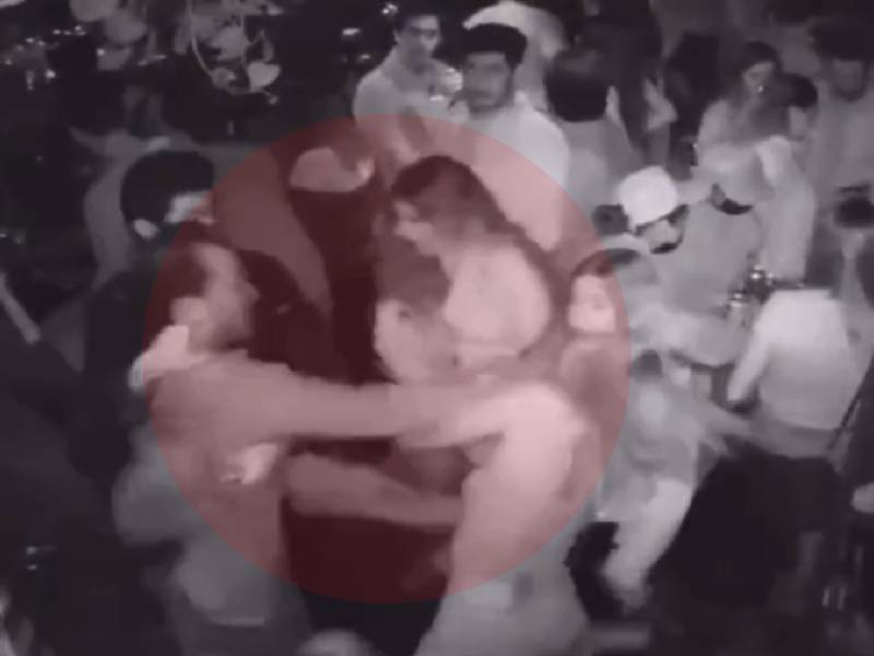 Circula video donde un hombre agrede a mujeres en un bar de la CDMX