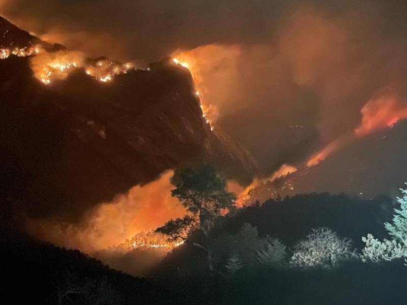 Videos: Incendio en sierra de Nuevo León no cede; comuneros piden aviones