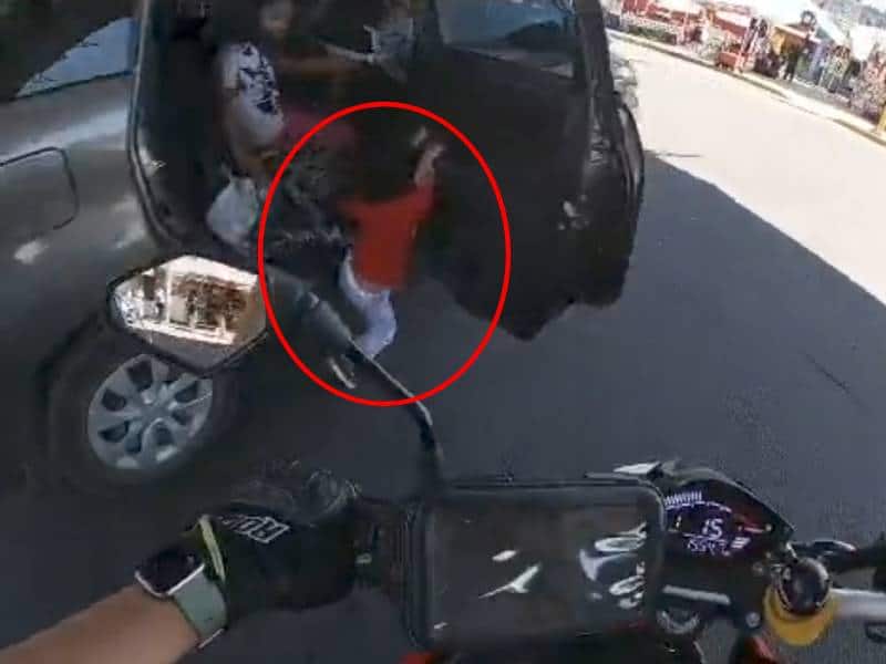 VIDEO. Un niño cae por la puerta de un auto en movimiento