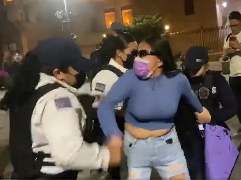 VIDEO: Exhiben a policías golpeando a detenida en marcha del 8M