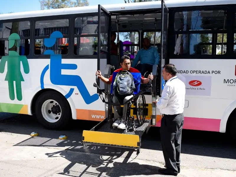 Ayudan a personas discapacitadas con transporte gratuito