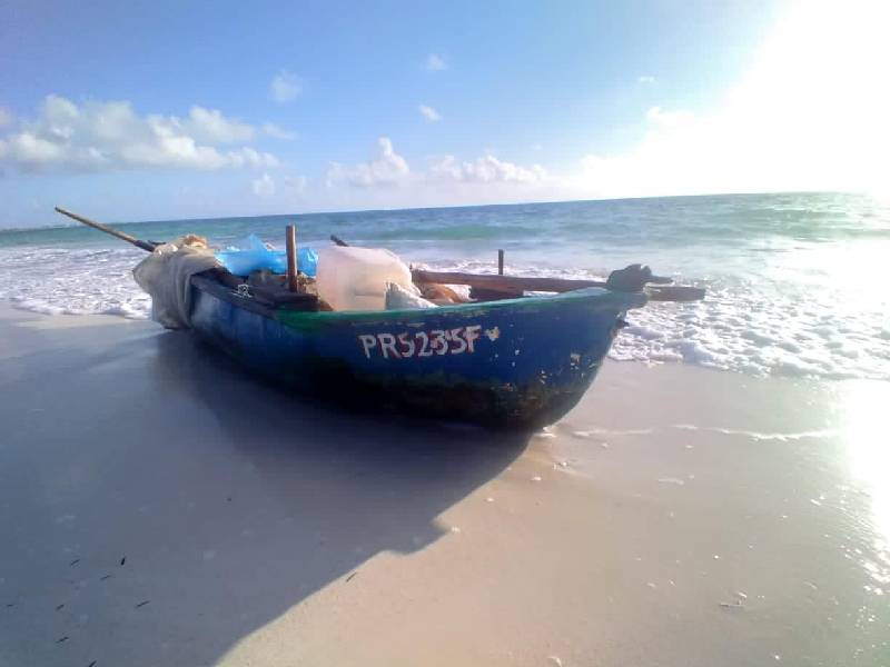 Elementos policiacos auxilian a migrantes cubanos en Isla Mujeres