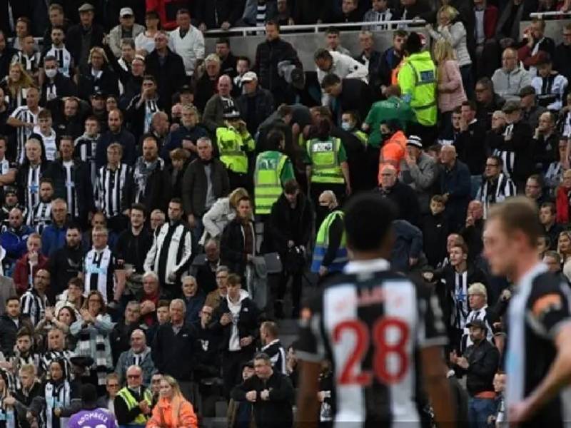 Se interrumpe partido Newcastle-Tottenham por aficionado que se desvaneció en la tribuna