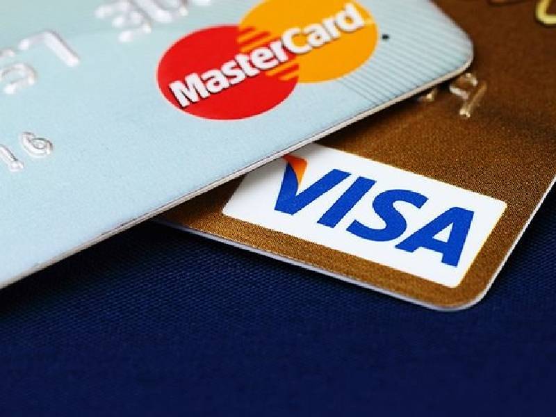 Visa y Mastercard suspenden operaciones en Rusia
