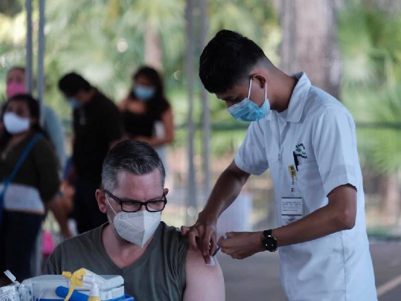 Aplicarán vacunas Covid-19 en aeropuerto de Cancún