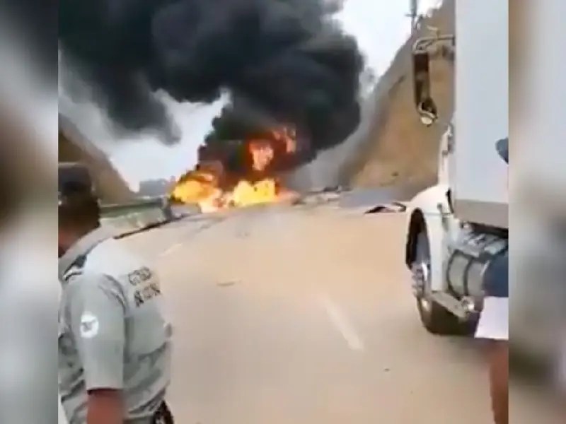 VIDEO. Incendio por choque múltiple en la México-Puebla