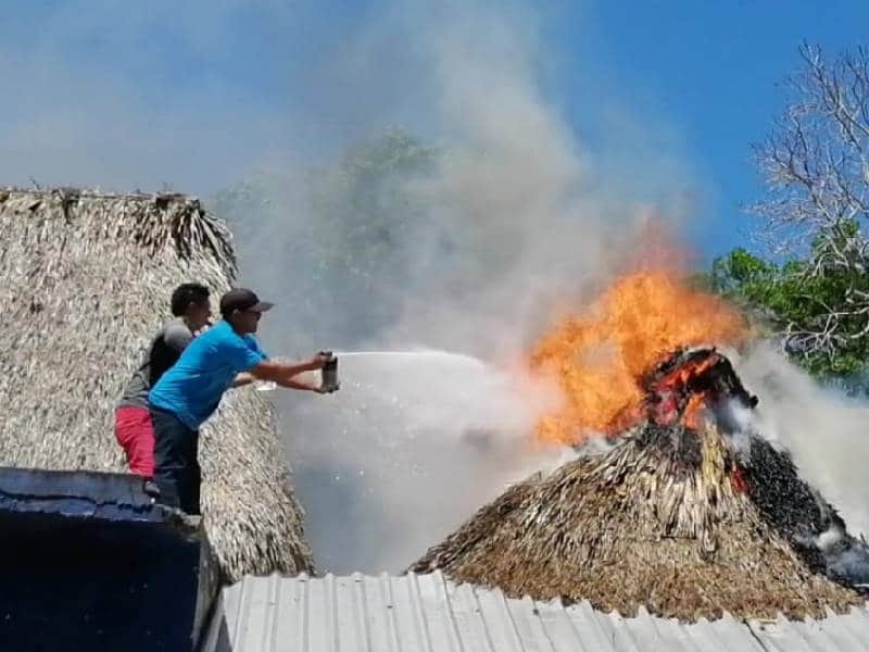 Video. Se incendia una vivienda en Tixcacal en campaña del PRI