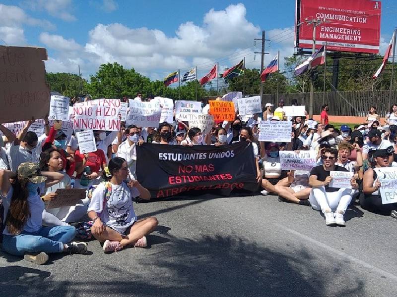 Protestan universitarios que exigen seguridad vial en la avenida Colosio de Cancún