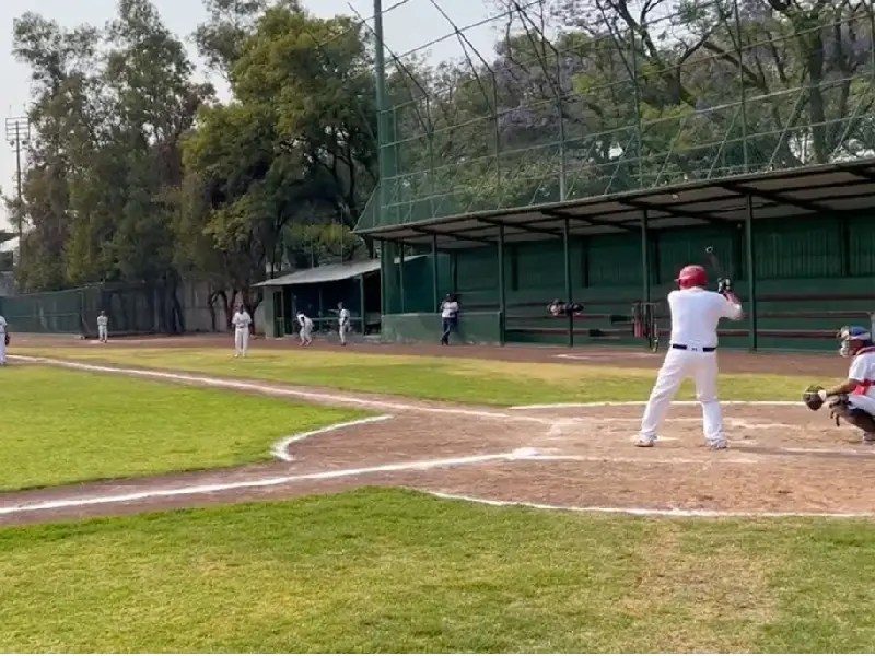 VIDEO. Presume AMLO práctica de béisbol con Luis Cresencio Sandoval