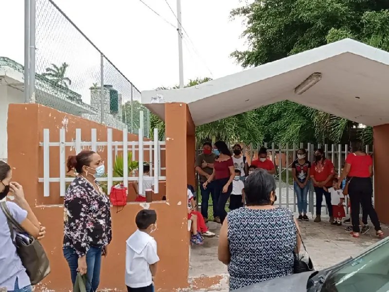Padres de familia toman el jardín de niños ÔÇ£Benito JuárezÔÇØ