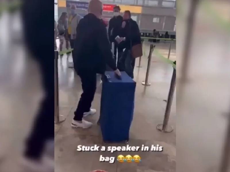 Video: ¡Épico! Amigos le ponen los ¡gemidos! a hombre en aeropuerto