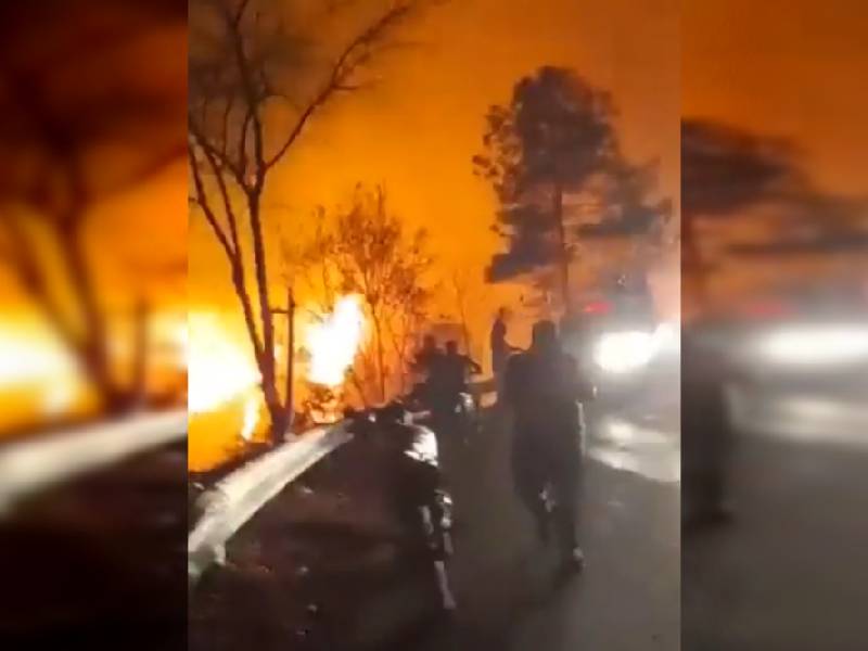 Videos. Incendio en sierra de Nuevo León permanece fuera de control