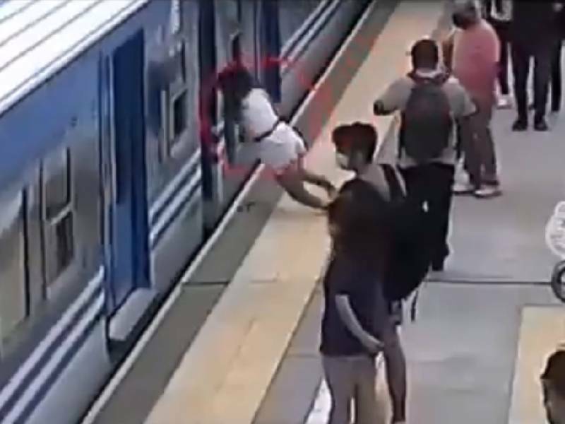 Video: ¡Se salvó de milagro!, mujer se desmaya y cae a las vías de un tren