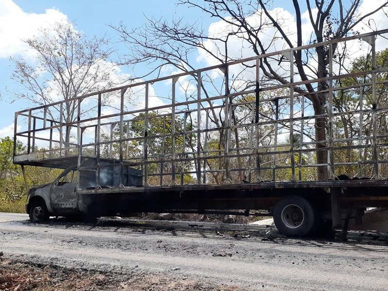 Incendio consume tinacos de plástico en camión de carga en carretera Mérida-Cancún
