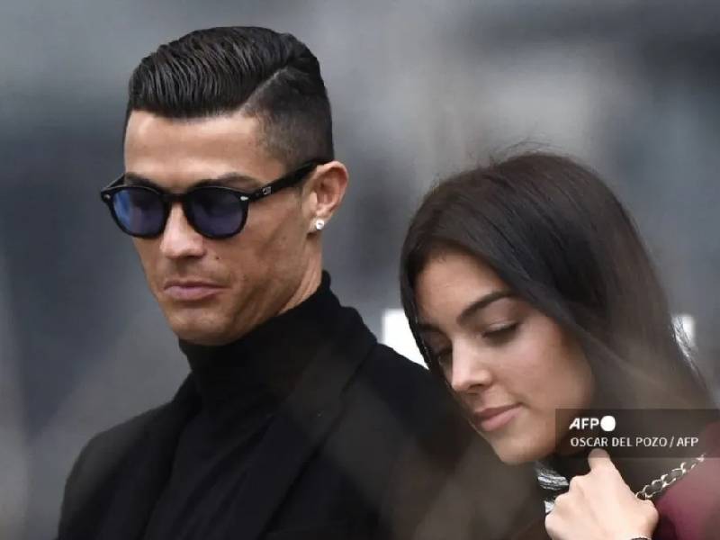Afición del Liverpool aplaude a Cristiano Ronaldo tras pérdida de su hijo
