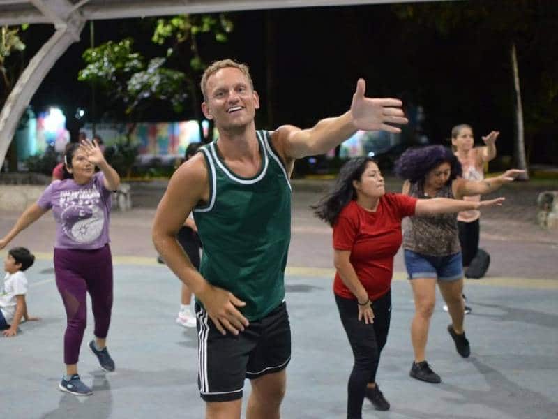 Se reactivan en Playa del Carmen con clases de baile fitness