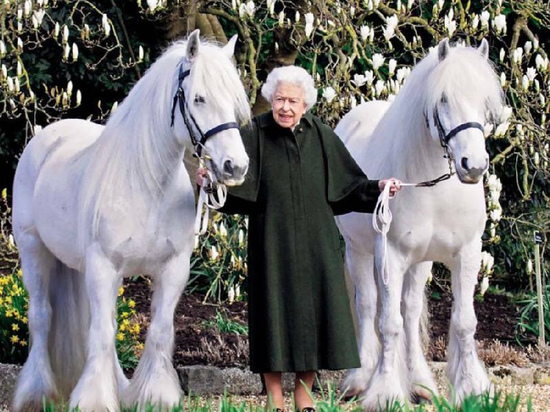 Con honores en el Palacio de Buckingham celebran los 96 años de la Reina Isabel