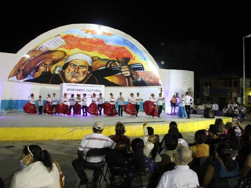 Folclore de Guerrero, Puebla y Quintana Roo alegra a José María Morelos