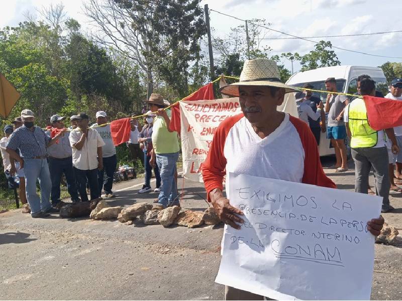 Ejidatarios bloquean vía hacia Holbox; piden resarcimiento por uso de vía