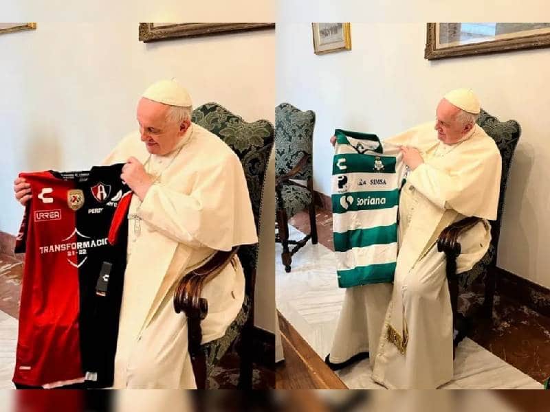 Atlas y Santos presumen fotos del Papa Francisco sosteniendo sus playeras