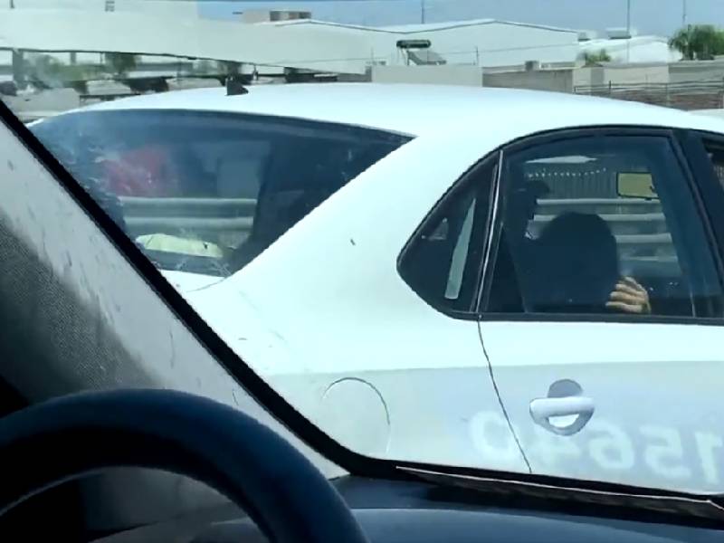 Video. Captan a conductor golpeando a mujer mientras maneja