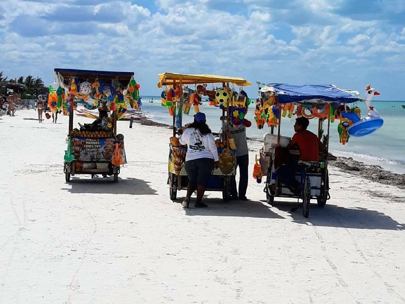 Líder turístico crítica "tianguis" en zona de playas de Holbox