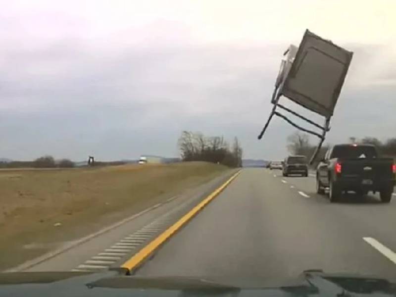 VIDEO: Silla voladora se desprende de una camioneta y se impacta en una patrulla