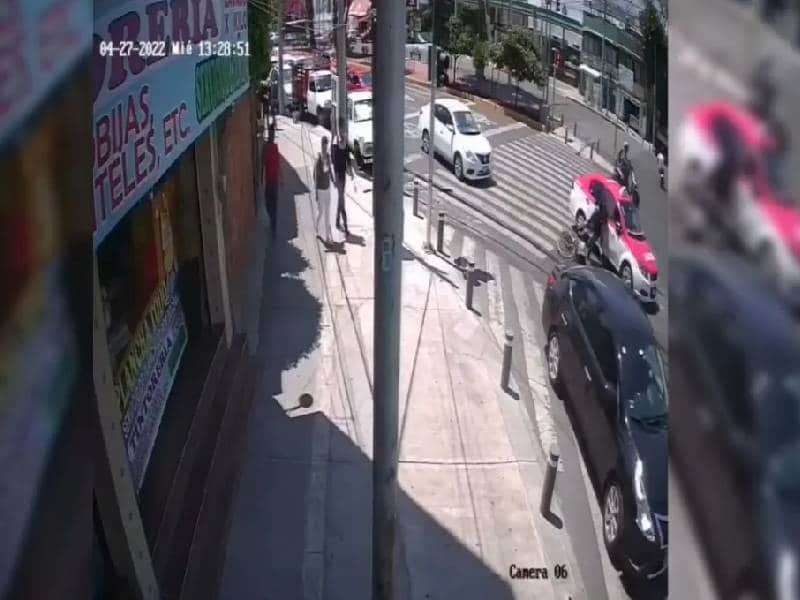 Video. Taxi de la CDMX atropella a ciclista en Coyoacán