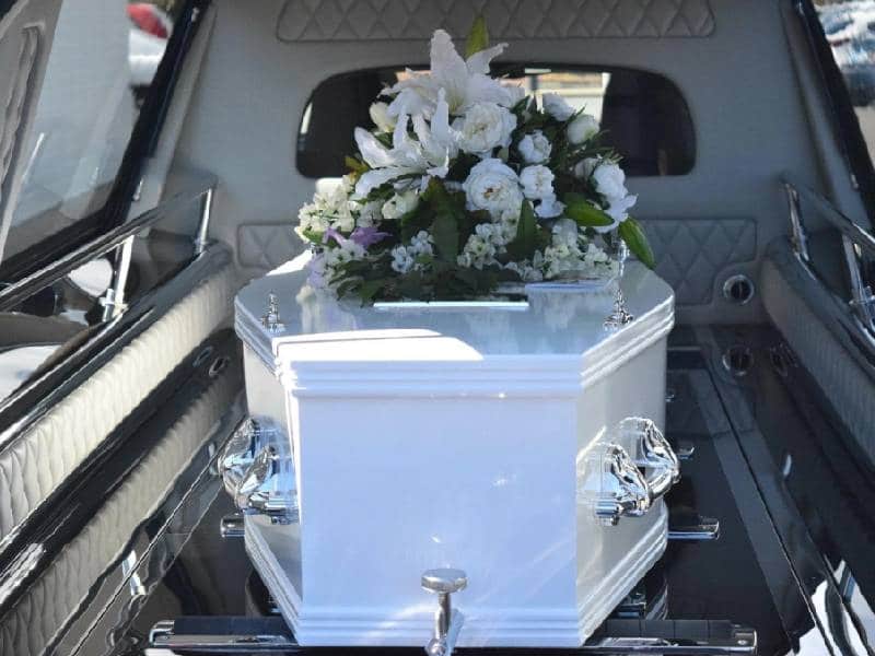 Mujer muere en accidente de tránsito y revive en su funeral