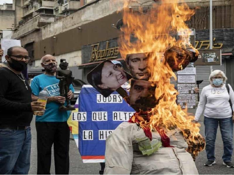 Vladimir Putin y Nicolás Maduro, quemados como ¡Judas! en Venezuela