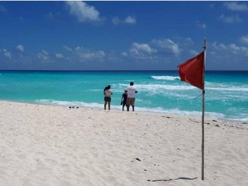 Visitantes violan banderas rojas en las playas