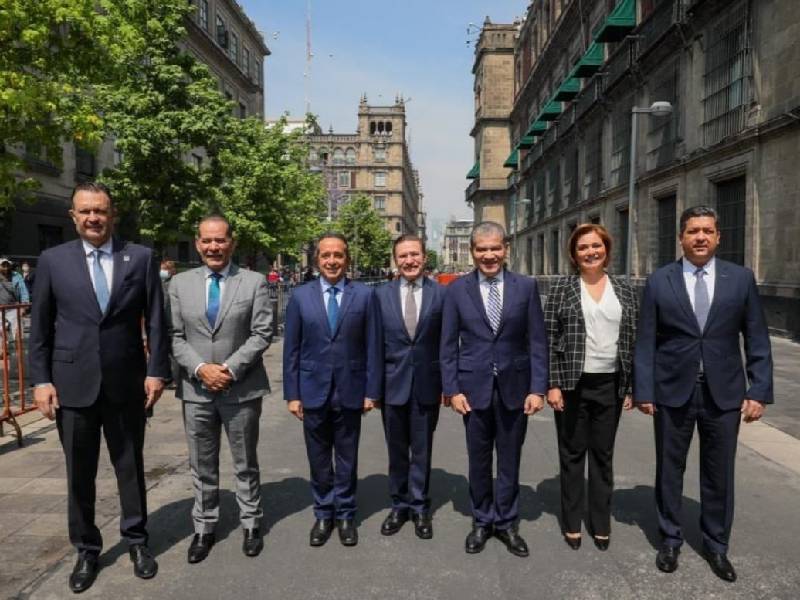 Se reúne AMLO con gobernadores en Palacio Nacional