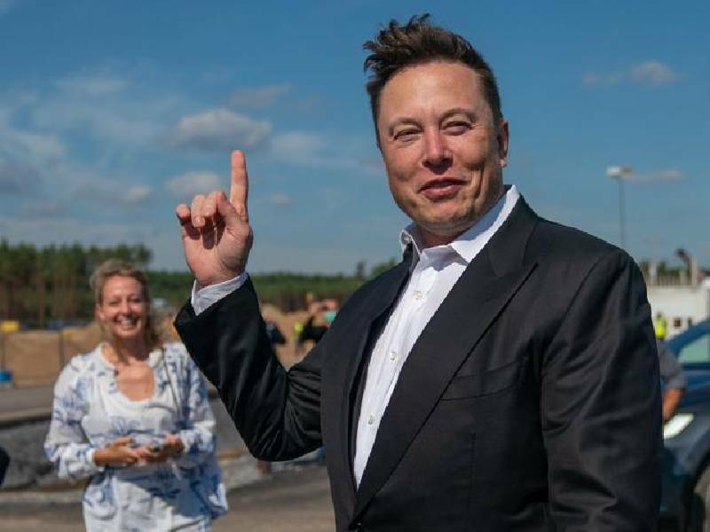 Niega Elon Musk acoso sexual a azafata de avión privado