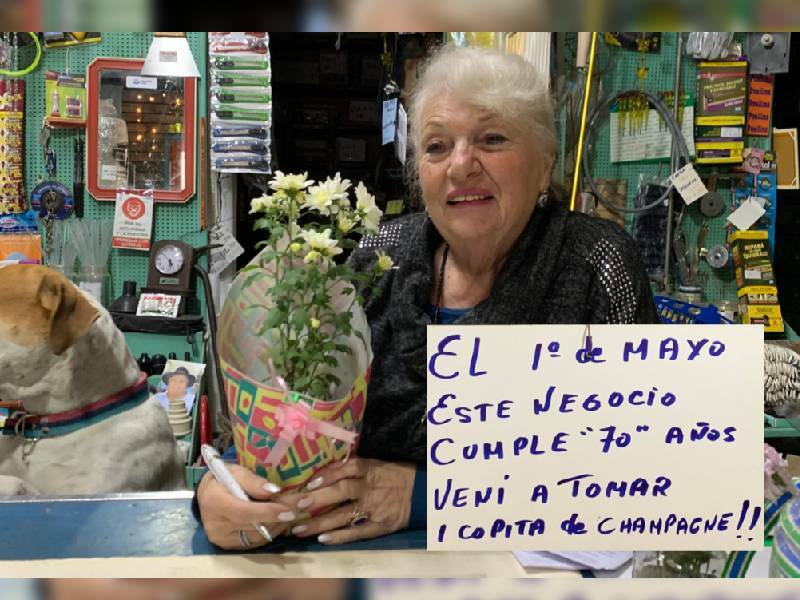 Con un ÔÇ£copita de champagneÔÇØ abuelita invita a festejar los 70 años de su negocio