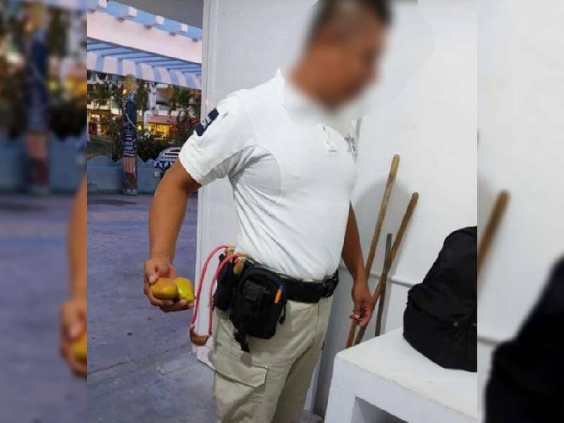 Policías de Puerto Vallarta son desarmados, ahora usanÔÇª ¿mangos?