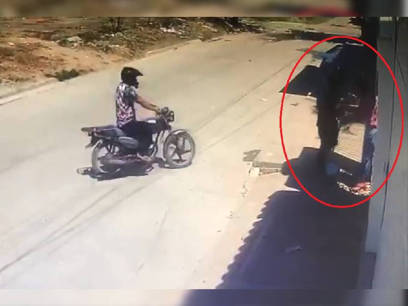 Video: Ladrones en motocicleta roban a mujer ¡hasta el mandado!