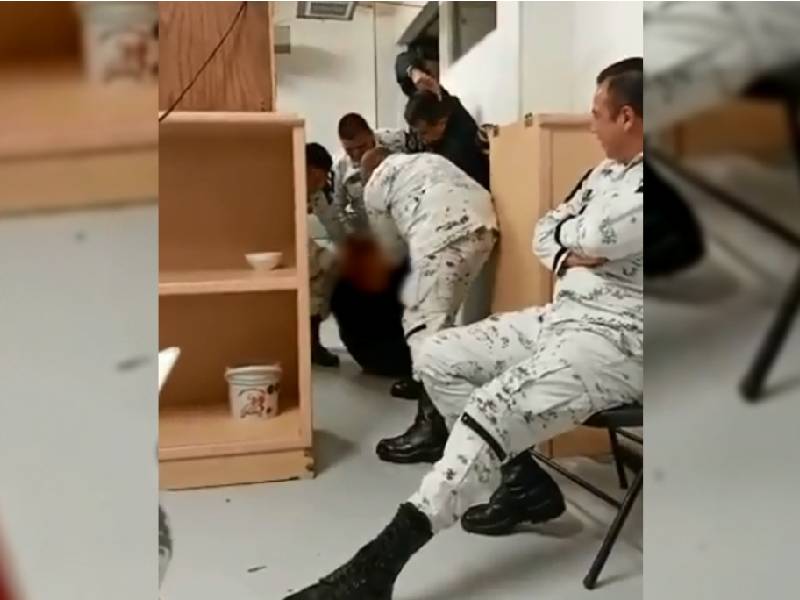 Video: Exhiben a elementos de la Guardia Nacional dando nalgadas a un hombre