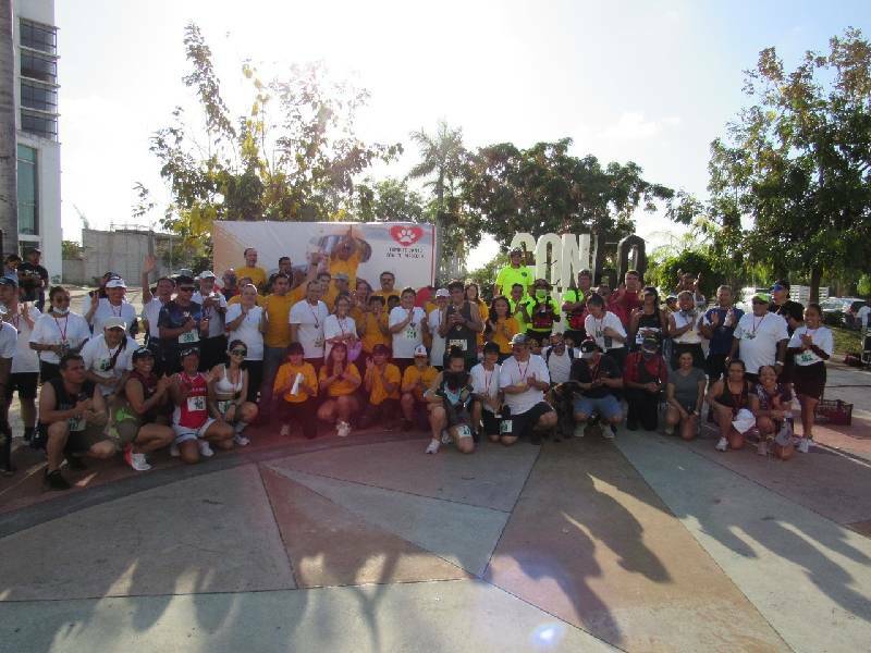 Sociedad de Cancún participa en carrera atlética en beneficio de rescatista voluntario