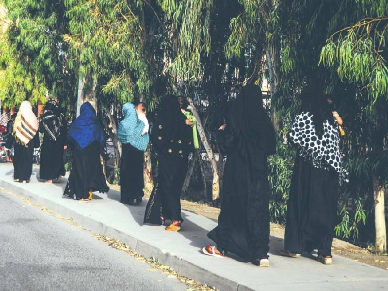 Talibán ÔÇÿcubreÔÇÖ a mujeres con burka