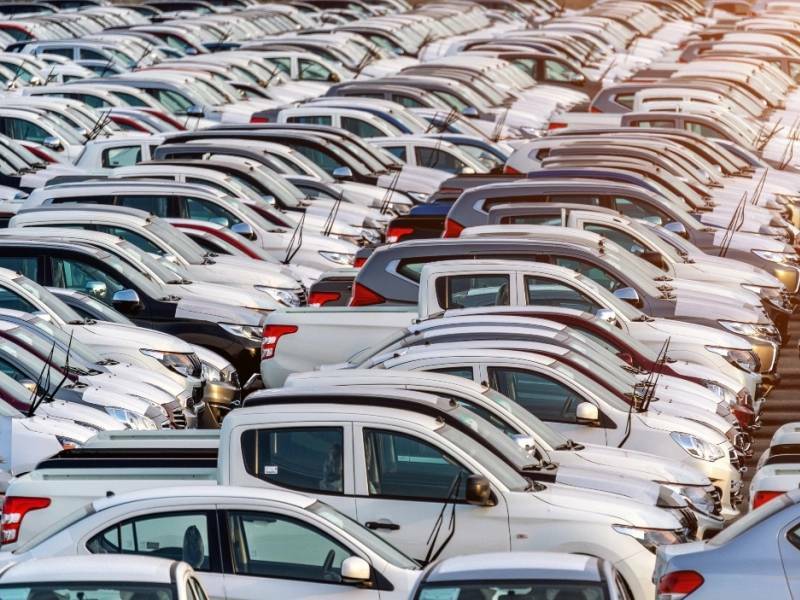 Ventas de autos ligeros en México caen 12% en abril