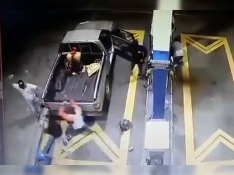 Video: Con machete, hombre se enfrenta a asaltantes en gasolinera