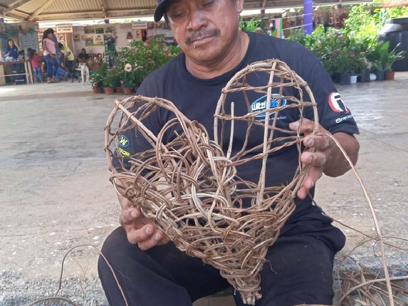 Artesanos de Lázaro Cárdenas aprenden elaboración de ornamentación oaxaqueña