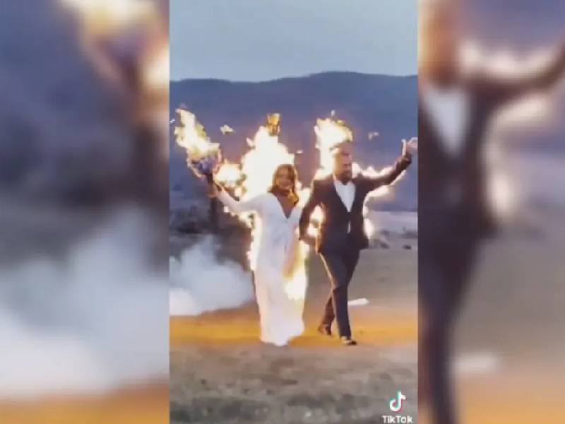 VIDEO. Novios se prenden fuego para hacer su entrada a su boda