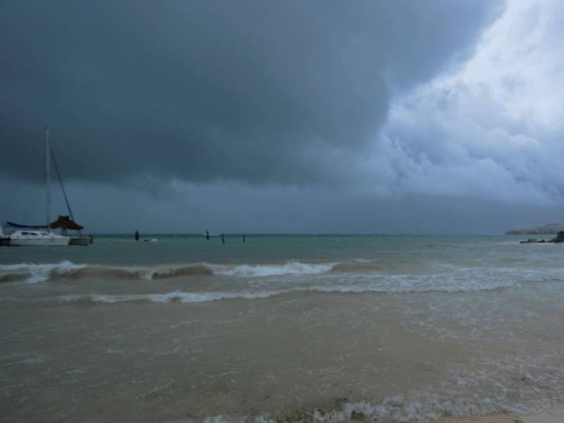 Cielo medio nublado la mayor parte del día con lluvias aisladas en Quintana Roo